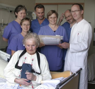 PD Dr. Cornelius Keyl (rechts) mit Patientin und Team (Schwester, Pain Nurse, Ärzte).jpg