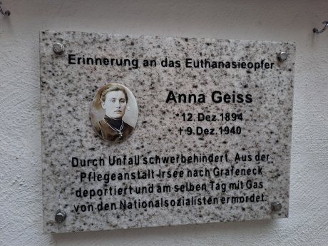 Gedenkplakette Anna Geiss - 2025-10-25.jpg
