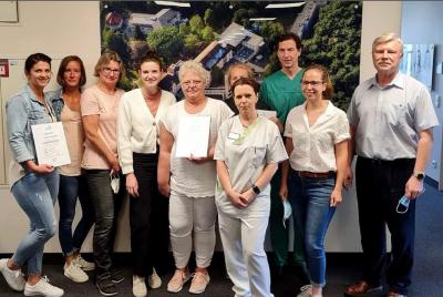 Teammitglieder der vier Siegerteams der Aktion #waldfriedeläuft nehmen ihre Urkunden von Krankenhausvorstand Bernd Quoß (re.) entgegen.
© Foto: René Scheiner / krankenhaus-waldfriede.de