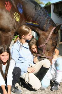 3Mädels mit Pferd Vertrauen Erlebnispaedagogik mit Pferde