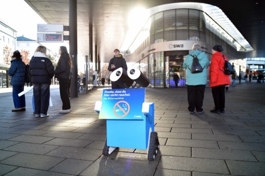 2025_12_18_Nichtrauchen_an_Haltestellen_swally_quer_01.jpg
