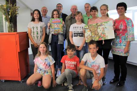 Ein Teil der Jury bei der Bekanntgabe des Siegerbuches in der ecolea Internationale Schule Güstrow. (Foto: Wildpark-MV)
