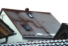 Wenn sich sogar der Grundriss der Dachwohnung abzeichnet, sollte die Dämmung vom Dachdecker unter die Lupe genommen werden