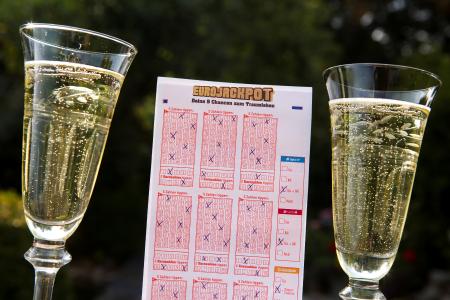 Gleich zwei Tipper aus Berlin und den Niederlanden konnten bei der letzten Ziehung der Lotterie Eurojackpot im Jahr 2018 die oberste Gewinnklasse treffen. Sie erhalten einen Gewinn von jeweils 9,6 Millionen Euro