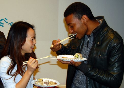 IIK Schüler beim Essen.jpg