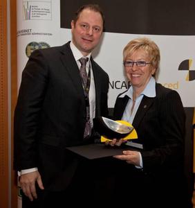 Rita Forst, Geschäftsführerin Entwicklung der Adam Opel GmbH nahm eine neue Sicherheitsauszeichnung für die Frontkamera "Opel Eye" von der Verbraucherschutzorganisation Euro NCAP (European New Car Assessment Programme) entgegen