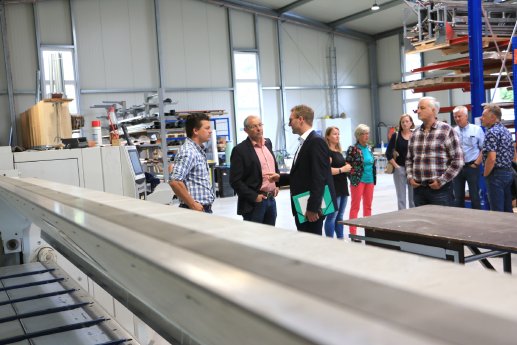 GruppeGesprächHalle.jpg
