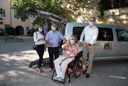 Rollstuhl Inklusionstaxi Bildnachweis Stadt Konstanz V.l.n.r. Merita und Arben Bojaj von Taxi Müller Stephan Grumbt und Oberbürgermeister Uli Burchardt
