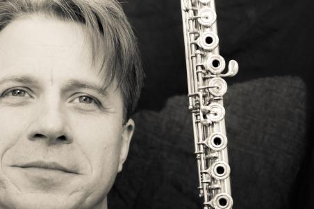 Der britische Komponist und Flötist Ian Clarke wird beim querwind Flötenfestival Workshops zu modernen Flötentechniken und seinen Kompositionen geben.
