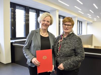 Prof. Dr. Annette Harth (links) mit Rektorin Prof. Dr. Karin Luckey (Foto: Sascha Peschke, Hochschule Bremen)