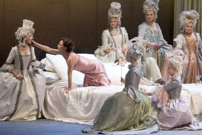 Manon_Lescaut_WA_22.2.14_Nadja_Michael_Ensemble_Foto_Tom_Schulze_Oper_Leipzig.JPG