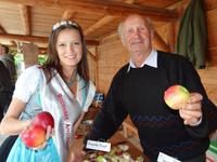 Der Apfelexperte Edgar Friedrich mit der letztjährigen Apfelprinzessin Karolina Maier im Pfahlbaumuseum (Copyright: Pfahlbaumuseum Unteruhldingen)