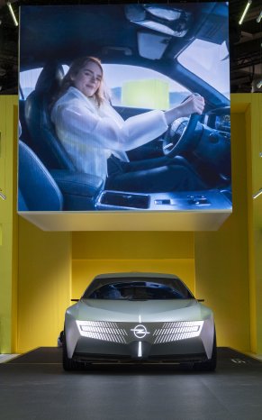 spannender-blick-in-die-zukunft-weltpremieren-opel-stx-concept-und-opel-gse-27fe-auf-dem-pa.jpg