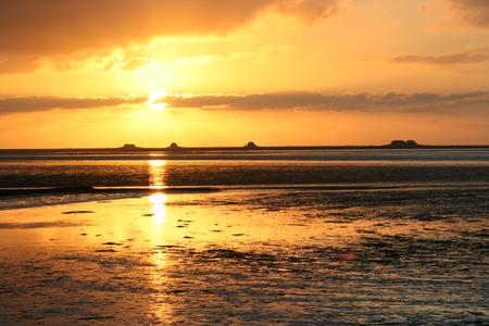 Die Hektik bleibt am Festland: Feierabend-Regenerationskur auf Nordstrand Auf der Nordseehalbinsel sitzen Gäste direkt an der Quelle heilsamer Meereskräfte