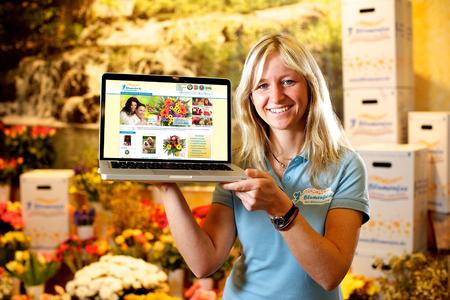 Blumenfee Maren Hellwig mit Laptop und Blumenfee Shop