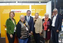 Prominenter Besuch am Informationsstand der „Ost-und Mitteldeutschen Vereinigung der CDU/CSU“ beim CDU-Bundesparteitag in Karlsruhe: v.l.n.r.: Bezirksvorsteherin Sabine Mezger, Landesschatzmeisterin der UdVF-Baden-Württemberg, Waltraud Illner, CDU-Spitzenkandidat Guido Wolf MdL, die stellvertretende UdVF-Landesvorsitzende, Alt-Stadträtin Bärbel Häring, UdVF-Landesvorstandsmitglied Ingrid Wessel und der Landesobmann der Sudetendeutschen Landsmannschaft Baden-Württemberg, Klaus Hoffmann. (Foto: OMV Berlin)