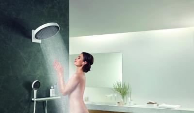 "Die Rainfinity Brausenfamilie kombiniert exzellente Verarbeitung mit stimmigen Proportionen und gekonntem Materialmix. Durch die Schwarz-Weiß-Kontraste bietet hansgrohe zum charakteristischen Chrom-Look herkömmlicher Armaturen eine herausragende Alternative", so das Statement der Jury zu Rainfinity / Copyright: hansgrohe / Hansgrohe SE