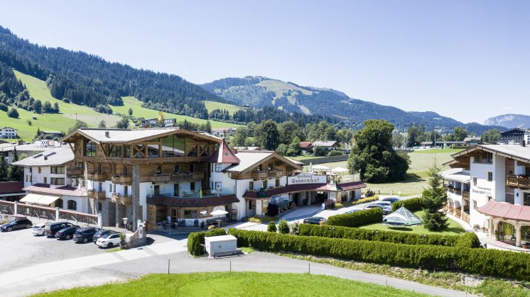 Sommerlicher Blick auf die gesamte Hotelanlage (c) Renate Sykes (Vitalhotel Sonnenhof).jpg