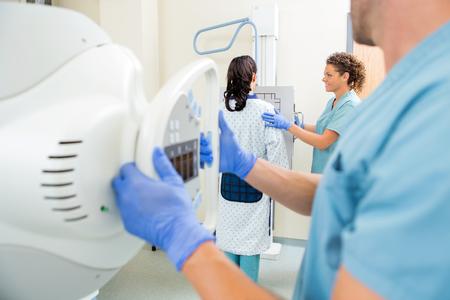 Bundesweit sucht die Branche nach Lösungen, um Nachwuchs für die Radiologie-Abteilungen zu gewinnen. In Regensburg hat Bayerns führendes privates Bildungszentrum, die Eckert Schulen, gemeinsam mit dem Universitätsklinikum Regensburg und dem Krankenhaus der Barmherzigen Brüder eine Ausbildungsinitiative für Ostbayern gestartet. Foto: Eckert Schulen / Fotolia