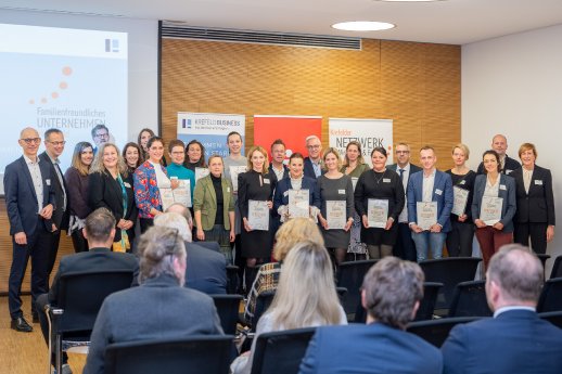 Gruppenbild_Preiträger_Laudatoren_Netzwerkpartner_Urheber_Reinhold_Janowitz_Nutzungsrechte_KREFE.jpg