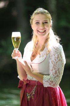 Bayerische-Bierkoenigin-2016-2017-Sabine-Anna-Ullrich_Pils-1-427x640.jpg