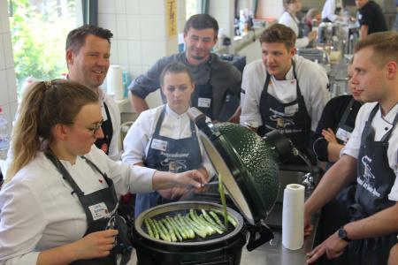 So schmeckt Spargel: Mike Süsser ist der Starreferent zum Köchecamp 2018 am Campus der Eckert Schulen. In seinem Workshop führte er die Jungköche zurück zu den Kochwurzeln / Foto: Eckert Schulen/obx-news