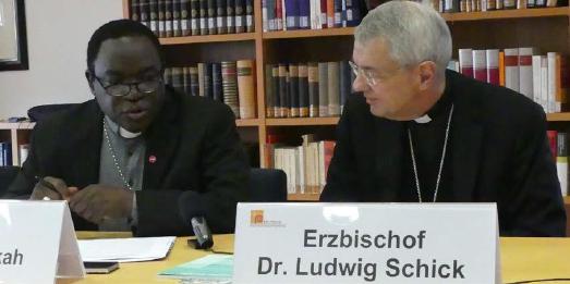 Bischof Matthew Kukah und Erzbischof Ludwig Schick beim Pressegespräch / © Foto: Holger Teubert/APD