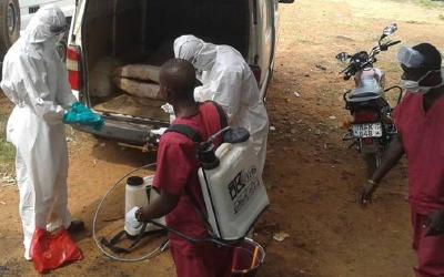 ADRA-Personal desinfiziert Krankenwagen sowie Haushaltsgegenstände von Ebola-Patienten / © Foto: Ebola-Ausbruch in Westafrika 2014-2015 / ADRA
