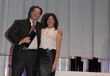 Das Landhaus „Zu den Rothen Forellen“ in Ilsenburg wurde als „Tagungs-Hideaway 2015“ im Rahmen des „Grand Prix der Tagungshotellerie“ der Fachzeitschrift TopHotel ausgezeichnet. Geschäftsführer Sebastian J. Ott (links) erhielt den begehrten Award bei einer Gala in München von Jaqueline Schaffrath, Chefredakteurin Hotelführer der Freizeit-Verlag Landsberg GmbH. Foto: TopHotel / Freizeit-Verlag Landsberg