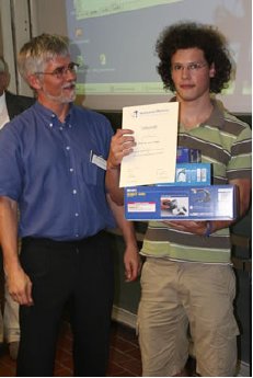 Prof. Wülker von der HS Offenburg überreicht den zweiten Preis an Julian Viereck.jpg