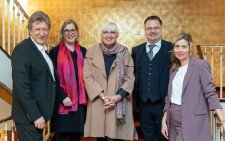 Es begrüßten zur 3. Green Culture Konferenz in Leipzig: Prof. Andreas Schulz (Gewandhausdirektor), Dr. Skadi Jennicke (Bürgermeisterin und Beigeordnete für Kultur der Stadt Leipzig), Claudia Roth (Kulturstaatsministerin), Tobias Wolff (Intendant der Oper Leipzig), Nicola Bramkamp (Moderatorin) / © Tom Schulze