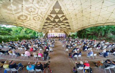 Foto aus einem vergangenen Konzert der Essener Philharmoniker im Grugapark, das mit einem Sitzplan unter Corona-Bedingungen stattfand. Foto: Volker Wiciok/TUP