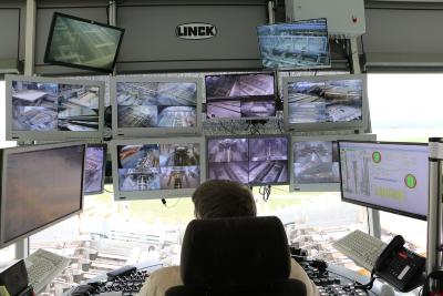 Die Schaltzentrale: Umgeben von Bildschirmen und Technik hat dieser Mitarbeiter alle Produktionsabschnitte im Blick (Foto: Gaby Richter, Vogelsbergkreis)