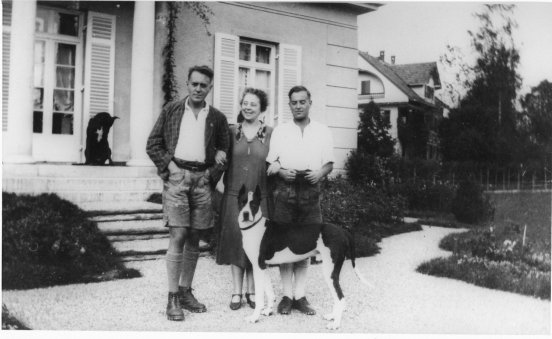 Horváth, Bruder Lajos und Mutter Maria vor Murnauer Villa, um 1925 c Schlossmuseum Murnau, .jpg