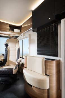 Liner Concorde Edition 35_Zurückgesetzter Hocker im Wohnraum unterhalb von Medialandschaft_.jpg