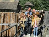 Steinzeitmann „Blumammu“ mit Museumsbesuchern. Coypright Pfahlbaumuseum, einmaliger Abdruck frei