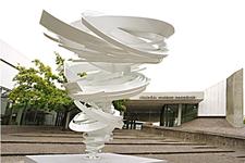 Hannover freut sich auf ein Wochenende voller Premieren, auf spannende Kulturerlebnisse und interkulturellen Austausch. Großes Highlight ist die Eröffnung des Erweiterungsbaus des Sprengel Museums Hannover (hier das Entrée mit der neuen Skulptur 