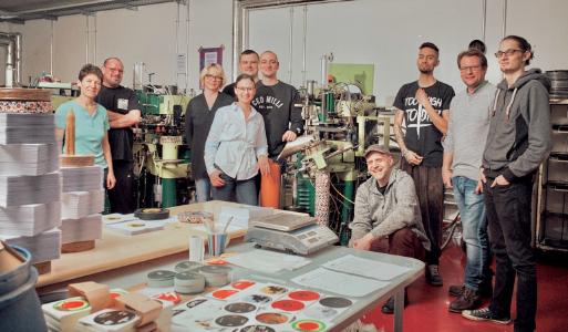 Was die Mannschaft von MY45 zusammenschweißt, ist ihre Leidenschaft für Musik und Vinyl. Ihre Kunden sind besonders aufsteigende Newcomer-Bands und auch Gruppen aus der Independence-Szene, die ihre Songs in kleinen Auflagen fertigen lassen. Foto: obx-news/Leopold Fiala Photografy