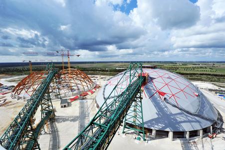 Ansicht der Kuppeln, die den aktuellen Stand des Montagefortschritts zeigt (Bild: Rubner Holzbau)