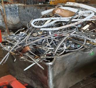 Die Schrottabholung Duisburg und Umgebung holt Altmetall und sonstigen Schrott nach vorheriger Terminabsprache kostenfrei beim Kunden ab und sortiert ihn in Vorbereitung der Zuführung zu den Wiederaufbereitungsanlagen. Verfügt der Kunde über größere Mengen Altmetall, Elektro- und Computerschrott, so besteht außerdem die Möglichkeit des Schrottankaufs.