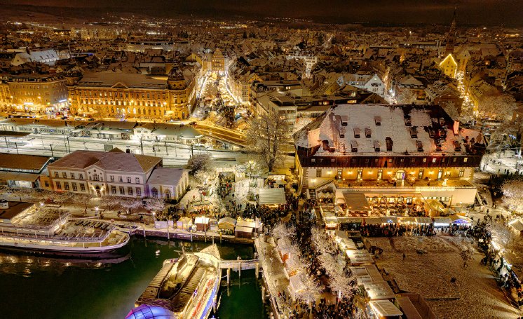 Konstanz-Stadtgarten-Hafen-Konzil-Weihnachtsschiff-Weihnachtsmarkt-Schnee-Luftbild-Abend-01.jpg