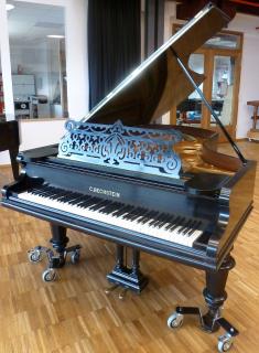 Unschätzbar wertvoll: Ein historischer Flügel, dem die renommierte Passauer Piano-Werkstatt Mora zu altem Glanz und Klang verholfen hat. Foto: obx-news
