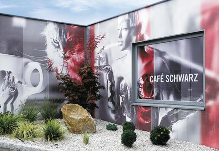 In kürzester Zeit werden Fassaden mit Capatect PhotoVision zu einem sehenswerten Unikat. Das Straßenbild lässt sich gekonnt akzentuieren oder gezielt beleben – je nachdem, wie es zur Umgebung passt. Der individuellen Gestaltung sind keine Grenzen gesetzt