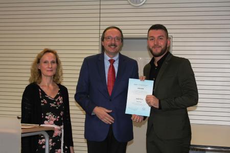 (v.l.): Kerstin Gallenstein (Leiterin Internationale Angelegenheiten), Hochschulpräsident Prof. Dr. Peter Mudra und den Preisträger Serdar Ferhad bei der Urkundenübergabe (Bild: Hochschule Ludwigshafen)