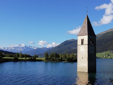 Reschensee mit Blick auf Otlergruppe - Südtirol.jpg
