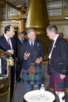 Der Prince of Wales bei der Eröffnung der neuen The Glenlivet Destillerie.jpg