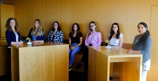 Die neuen Auszubildenden (A) der BKK ProVita mit ihren Betreuerinnen (v. l. n. r.): Veronika Kienast, Beatrice Kretzler, Alena Wedler (A), Antonia Bayerl (A), Daria Wilhelm (A), Carina Wenninger (A) und Laila Snoussi