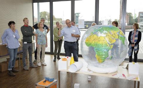 Für Bremen präsentierte Projektleiter Heinfried Becker das Modellprojekt „HAKS – HandwerksAusbildung für Klimaschutz“ den Teilnehmenden der BBNE-Fachwerkstatt und zog eine positive Bilanz.
