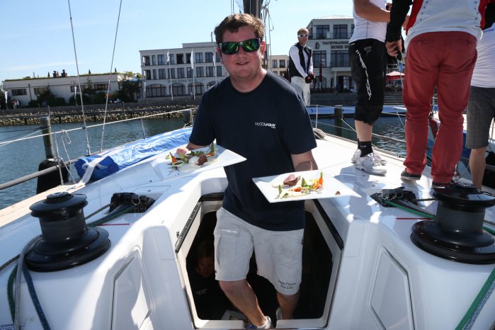 Sail & Cooking Challenge - Skipper mit Gericht.JPG
