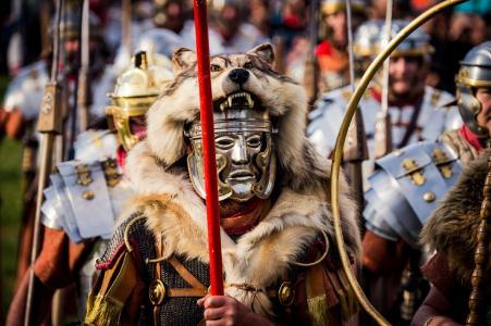 Jedes Jahr im Sommer drehen die Initiatoren von Bayerns größtem Römerfest auf dem Gelände des ehemaligen römischen Kastells